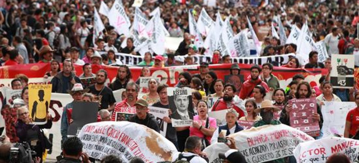 Mexicanos se lanzan a la calle en el segundo aniversario de Ayotzinapa