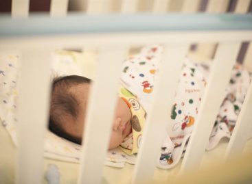 Nace el primer bebé del mundo con ADN de tres padres