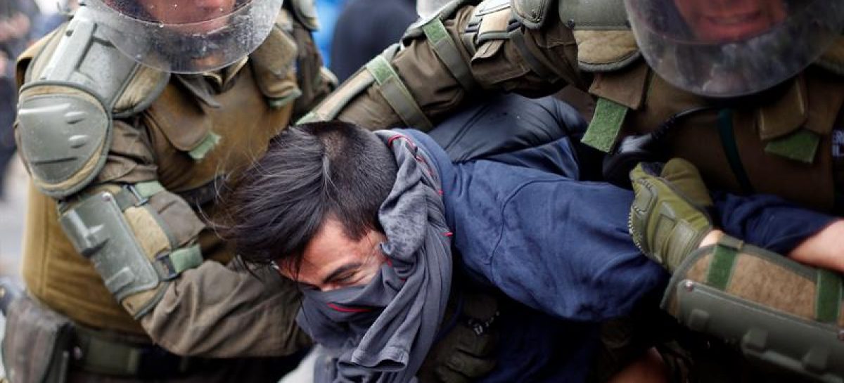 Un policía herido de bala, daños y detenidos dejan disturbios en Chile