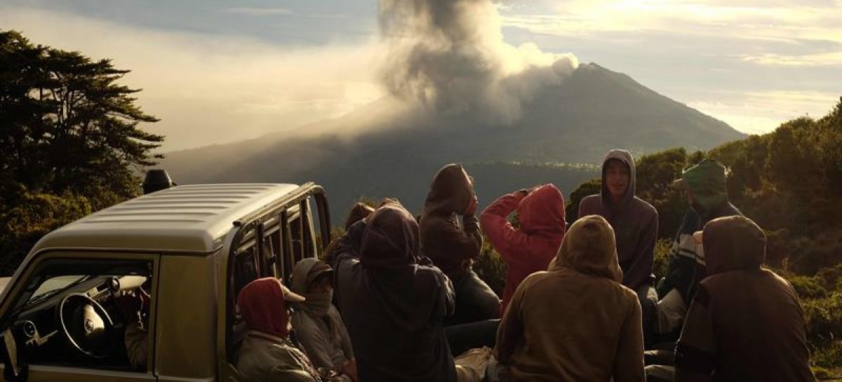 El volcán Turrialba de Costa Rica emana una columna de cenizas
