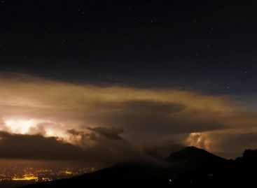 El volcán Turrialba mantiene la expulsión intermitente de ceniza en Costa Rica