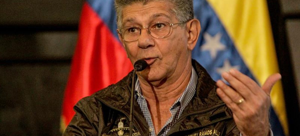 Parlamento venezolano suspende derecho de palabra a diputado por agresión
