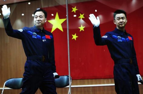 China presentó a los dos astronautas de su sexta misión espacial tripulada