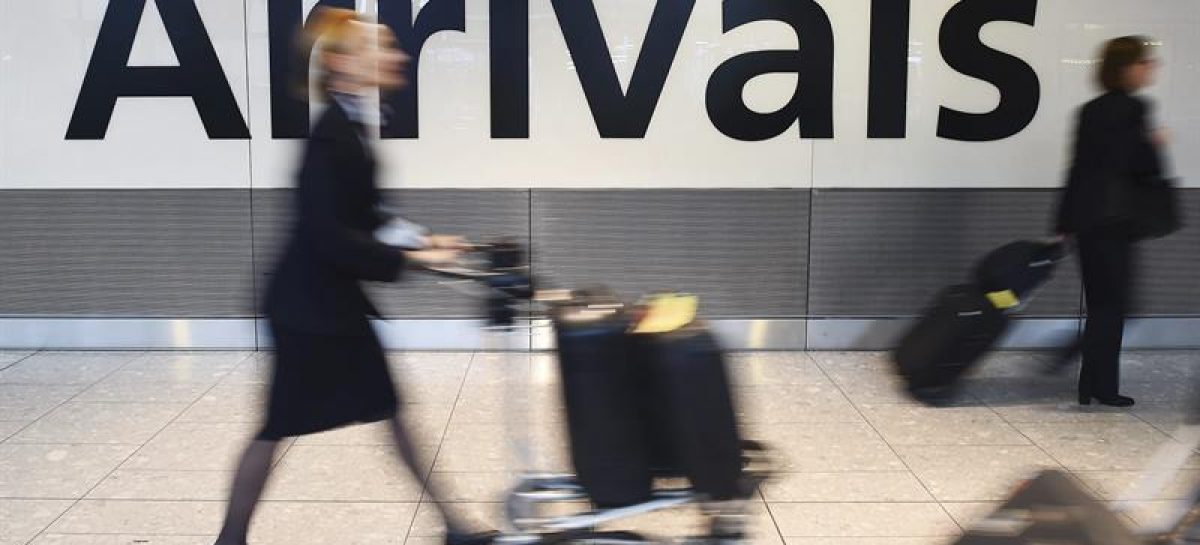 Políticos británicos piden a May que apruebe ampliación de Heathrow