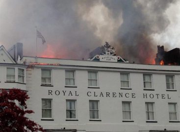 Incendio provocó derrumbe del hotel más antiguo de Inglaterra