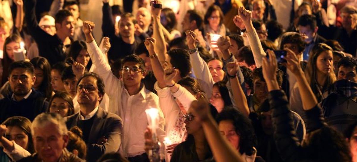 Multitudinaria marcha de universitarios en Bogotá para respaldar la paz