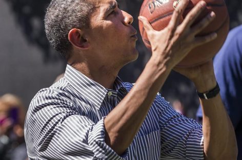 Obama cumplió con tradicional partido de baloncesto en jornada electoral