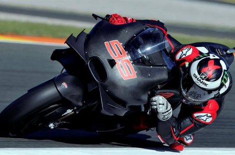 Lorenzo se estrenó con Ducati con vestimenta y moto del mismo color