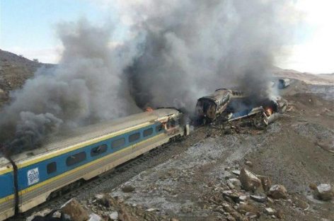 Murieron 40 personas en un choque de trenes en Irán