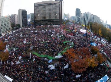 Surcoreanos exigen la dimisión de su presidenta en una protesta masiva