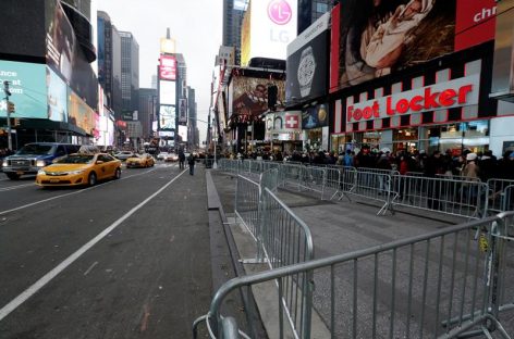 Miles de personas plasman sus deseos de Año Nuevo en Times Square
