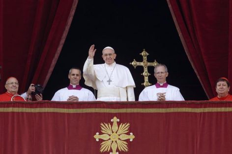 El papa invocó la paz ante el terrorismo y las guerras en su mensaje de Navidad