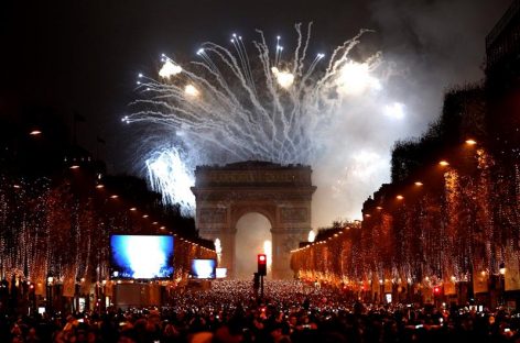 Más de 300 detenidos en una Nochevieja «sin grandes problemas» en Francia