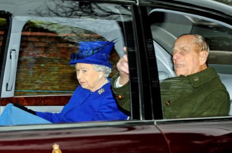 La reina Isabel II reapareció en público tras varios días convaleciente