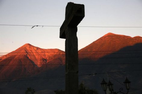 Tres fallecidos, tres rescatados y tres desaparecidos junto a volcán en Guatemala