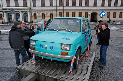 Tom Hanks recibirá de Polonia un Fiat 126 de la época comunista