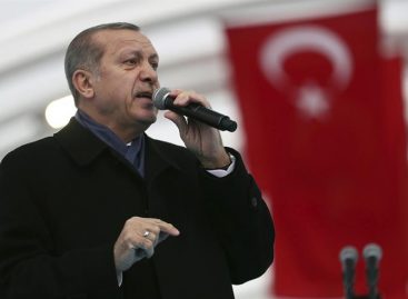 Gobierno turco despidió a 367 funcionarios y cerró dos canales de televisión