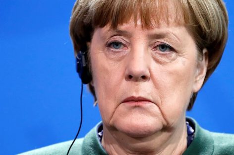 Merkel «estudia» situación de los afectados por veto de Trump