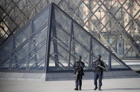 Finalizó evacuación del Louvre tras agresión sufrida por un soldado