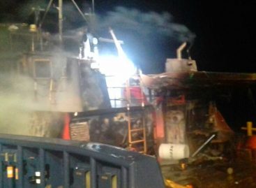 Bomberos rescataron a nueve personas tras incendio de embarcación en Amador (+Video)