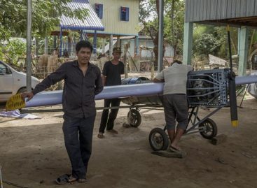 Un camboyano aprendió en internet a construir un avión que quiere pilotar