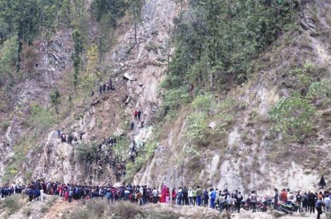 26 muertos y 36 heridos al caer un autobús por un precipicio en Nepal