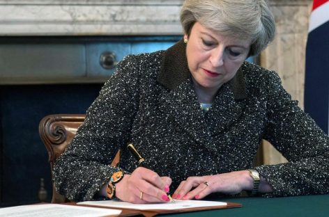 May celebró una reunión del Gobierno antes de activar el «brexit»