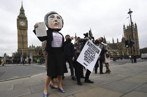 Activistas protestan contra el «brexit» con una marioneta de Theresa May