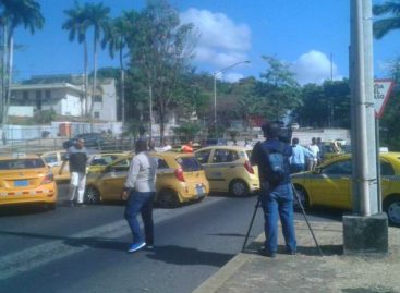 Taxistas protestaron contra Uber y por mayor seguridad (+Video)