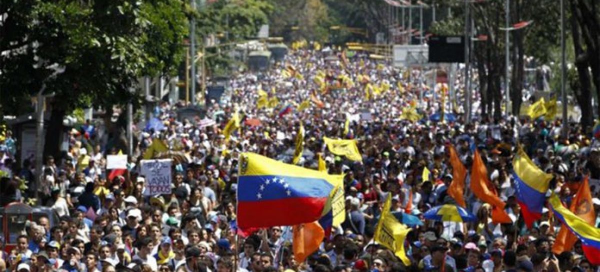 Oposición y chavismo se miden en megamarchas bajo alta tensión en Venezuela