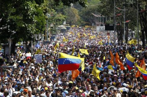Oposición y chavismo se miden en megamarchas bajo alta tensión en Venezuela