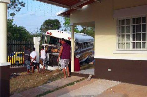 Aparatoso choque: Bus impacta contra muro perimetral y afecta una casa