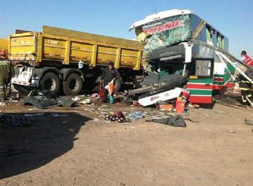 Al menos 12 personas murieron en choque de autobús con camión en Perú