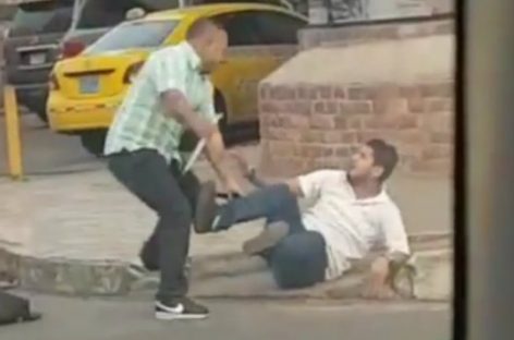 Detuvieron a taxista que amenazó a peatón con arma blanca (Video)