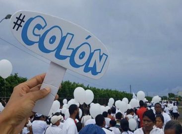 En Colón marcharon por la paz vestidos de blanco