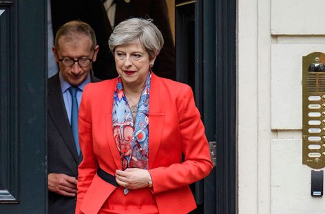 Theresa May descartó renunciar tras perder mayoría absoluta