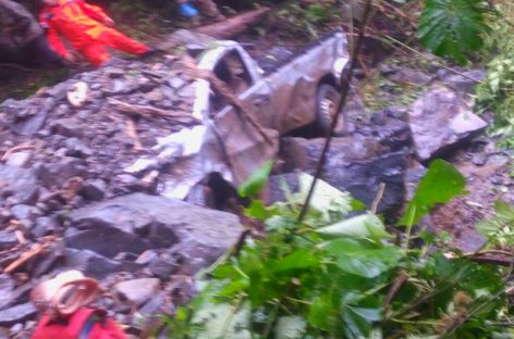 Mueren dos docentes en auto sepultado por alud de tierra en Nole Duima