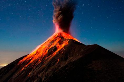 Volcán de Fuego en Guatemala lanza cenizas a 5.000 metros sobre nivel del mar