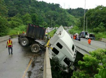 Camión articulado chocó contra barrera de la Vía Centenario