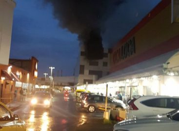 Incendio afectó almacén de Centro Comercial Los Pueblos