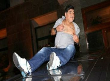 ¡Descontrolado! La borrachera de Maradona en Napoles estalló las redes (Videos)