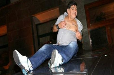 ¡Descontrolado! La borrachera de Maradona en Napoles estalló las redes (Videos)