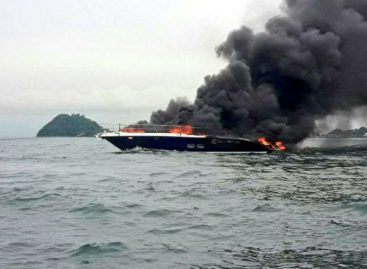 Rescataron a tres tripulantes de yate que se incendió en isla Flamenco