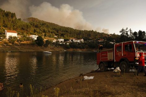 Más de tres mil bomberos luchan contra siete incendios en Portugal