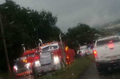 Camiones accidentados provocaron fuerte tráfico en la en Vía Centenario