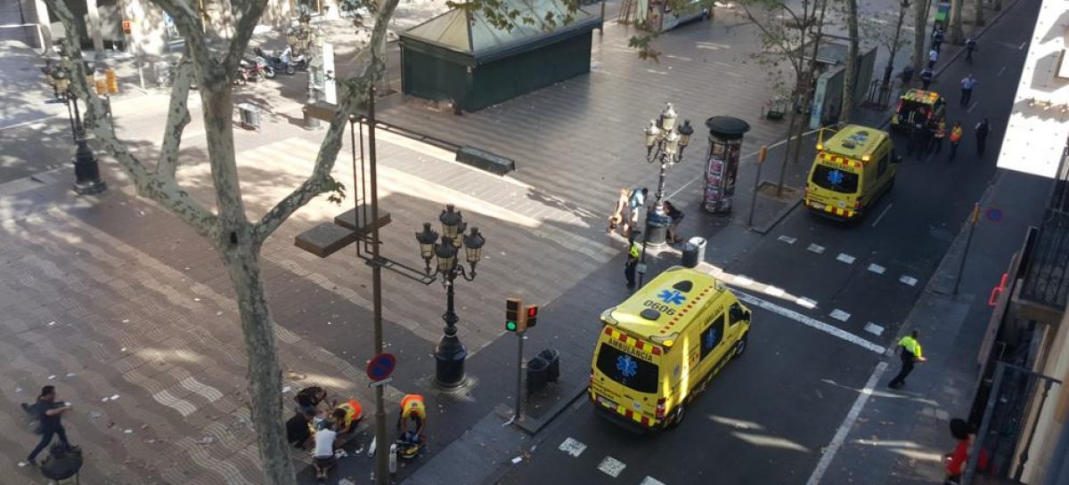 Una furgoneta arrolló y mató a 13 personas en el centro de Barcelona