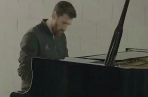 ¡Tiene ritmo! Así tocó Messi el himno de la Champions (Video)
