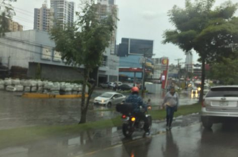 Lluvias de este viernes inundaron calles de Panamá