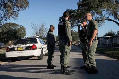 Policía de Tampa escolta a niños ante presunto asesino serial