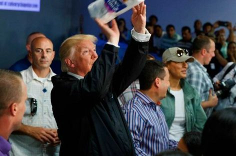 Polémico: Trump arrojó toallas de papel a damnificados por María en Puerto Rico